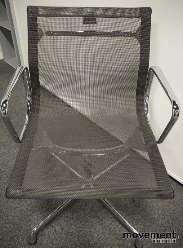 Solgt!Lekker stol fra Vitra: Eames EA104 - 2 / 3