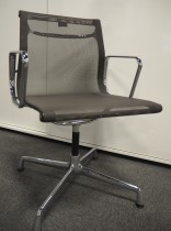 Lekker stol fra Vitra: Eames EA104 i mørk grå mesh / krom, firpassfot med sving, pent brukt