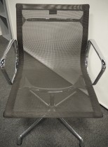 Lekker stol fra Vitra: Eames EA104 i mørk grå mesh / krom, firpassfot med sving, pent brukt