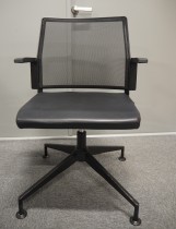Dynamobel konferansestol, modell Dis, sete i sort skinn, rygg i sort mesh, fotkryss i sort, pent brukt