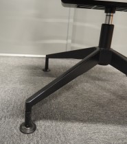 Dynamobel konferansestol, modell Dis, sete i sort skinn, rygg i sort mesh, fotkryss i sort, pent brukt