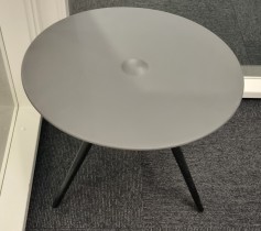 Loungebord fra ForaForm, modell CUP, grå plate, sorte ben, Ø=54,5cm, H=43,5cm, pent brukt