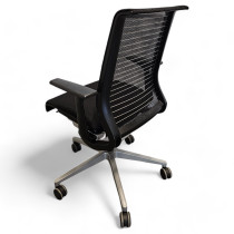 Konferansestol fra Steelcase på hjul, sort stoffsete, rygg i sort mesh, pent brukt
