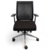 Konferansestol fra Steelcase på hjul, sort stoffsete, rygg i sort mesh, pent brukt