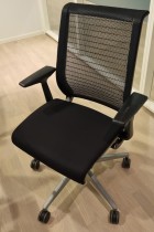 Konferansestol fra Steelcase på hjul, sort stoffsete, rygg i sort mesh, pent brukt