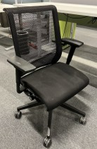 Lekker kontorstol fra Steelcase, modell Think, sete i sort stoff, mesh rygg, pent brukt