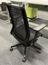 Lekker kontorstol fra Steelcase, modell Think, sete i sort stoff, mesh rygg, pent brukt