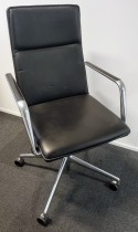 Konferansestol fra Brunner på hjul i sort skinn / polert aluminium, pent brukt