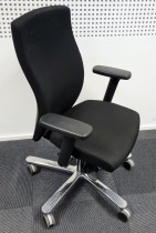 Kontorstol fra EFG, modell Splice i sort stoff, krom kryss, armlener, pent brukt