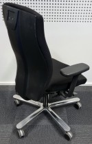 Kontorstol fra EFG, modell Splice i sort stoff, krom kryss, armlener, pent brukt