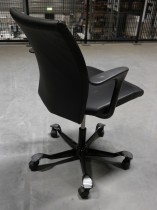 Konferansestol på hjul i sort skinn / sort fra HÅG, H04 Comm med armlene, pent brukt
