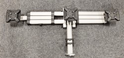 Skjermfeste for skrivebord for 3 stk flatskjermer, Novus TSS-3, for feste gjennom pult, pent brukt