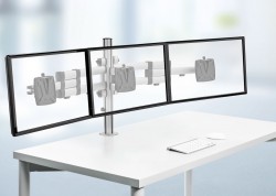 Skjermfeste for skrivebord for 3 stk flatskjermer, Novus TSS-3, for feste gjennom pult, pent brukt
