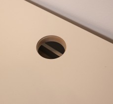 Skrivebord med elektrisk hevsenk i hvitt / krom, 150x80cm, skuff under bordplate, pent brukt
