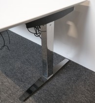 Skrivebord med elektrisk hevsenk i hvitt / krom, 150x80cm, skuff under bordplate, pent brukt