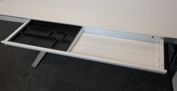 Skrivebord med elektrisk hevsenk i hvitt / krom, 150x80cm, skuff under bordplate, pent brukt
