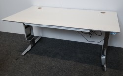 Skrivebord med elektrisk hevsenk i hvitt / krom, 150x80cm, skuff under bordplate, pent brukt
