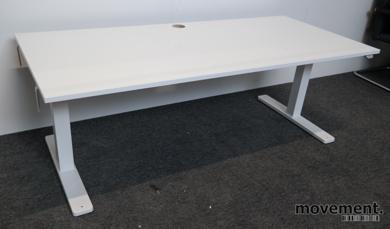 Solgt!Skrivebord med elektrisk hevsenk i - 1 / 3