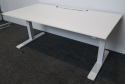 Skrivebord med elektrisk hevsenk i hvitt fra Kinnarps, P-serie, 160x80cm, kabelboks, pent brukt