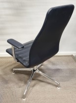 Designstol fra Cappellini, modell Lotus, design: Jasper Morrison,  dypblått skinn, høy rygg, lener, pent brukt