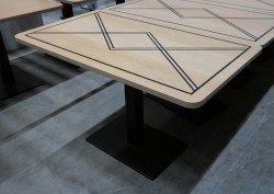 Kafebord / kantinebord i beiset eik med sort mønster / sortlakkert metall fra Pedrali, 120x70cm, pent brukt