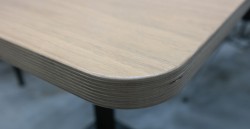 Kafebord / kantinebord i beiset eik med sort mønster / sortlakkert metall fra Pedrali, 120x70cm, pent brukt