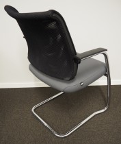 Konferansestol i mørk grå / sort mesh / krom fra Sedus, modell Netwin, pent brukt