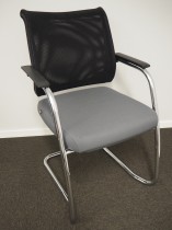 Konferansestol i mørk grå / sort mesh / krom fra Sedus, modell Netwin, pent brukt