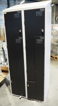 Garderobeskap i stål med Z-dører i lys grå / sorte dører fra Sarpsborg Metall, 4 rom. 80cm bredde, 55cm dybde, 200cm høyde, pent brukt