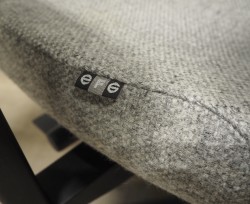 Kontorstol fra EFG, høy modell Splice i grått ullstoff, med armlene, pent brukt