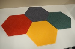 Lyddempende veggdekorasjon / akustikkplate fra Narbutas i grå PET, Acoustic Artwork Tiles, Hexagon-form, 34,5x40cm, NY / UBRUKT