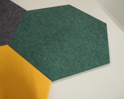 Lyddempende veggdekorasjon / akustikkplate fra Narbutas i grønn PET, Acoustic Artwork Tiles, Hexagon-form, 34,5x40cm, NY / UBRUKT