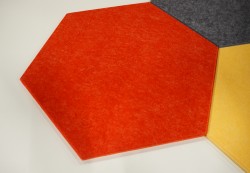 Lyddempende veggdekorasjon / akustikkplate fra Narbutas i rød PET, Acoustic Artwork Tiles, Hexagon-form, 34,5x40cm, NY / UBRUKT