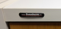 Skap med dører i hvitt / eik fra Svenheim, 3 permhøyder, bredde 80cm, høyde 128cm, pent brukt