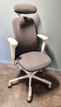 HÅG Sofi 7320 kontorstol i grått stoff, høy rygg, armlene og nakkepute, pent brukt