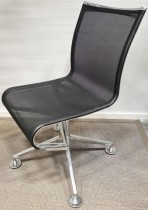 Alias Meetingframe konferansestol i polert aluminium / sort mesh, pent brukt