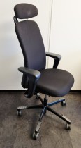 HÅG Sofi 7310 kontorstol i sort stoff, høy rygg, armlene og nakkepute, pent brukt