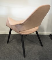 Vitra Organic, design: Charles Eames & Eero Saarinen, NYTRUKKET i rosa Remix-stoff, ben i sort, pent brukt