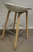 Barkrakk / barstol Hay About a stool i hvitt / eik, sittehøyde 75cm (høy modell), pent brukt