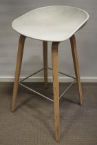 Barkrakk / barstol Hay About a stool i hvitt / eik, sittehøyde 75cm (høy modell), pent brukt