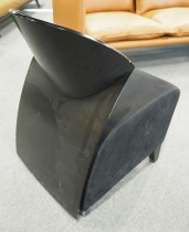 Loungestol fra ForaForm, Rav i sort mikrofiberstoff / sort, design: Solveig og Fredrik Torsteinsen, pent brukt