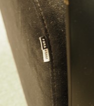 Loungestol fra ForaForm, Rav i sort mikrofiberstoff / sort, design: Solveig og Fredrik Torsteinsen, pent brukt