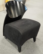 Loungestol fra ForaForm, Rav i sort mikrofiberstoff / sort, design: Solveig og Fredrik Torsteinsen, pent brukt