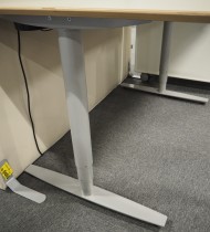 Skrivebord med elektrisk hevsenk i sandfarget HPL med kryssfinerkant / grått fra Linak, 140x75cm, magebue, pent brukt