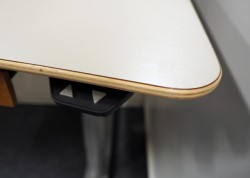 Skrivebord med elektrisk hevsenk i sandfarget HPL med kryssfinerkant / grått fra Linak, 140x75cm, magebue, pent brukt