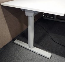 Skrivebord med elektrisk hevsenk i hvitt / grått fra Martela, 160x80cm, pent brukt understell med ny bordplate