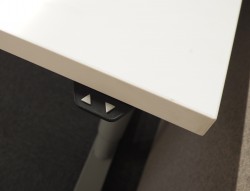Skrivebord med elektrisk hevsenk i hvitt / grått fra Martela, 160x80cm, pent brukt understell med ny bordplate