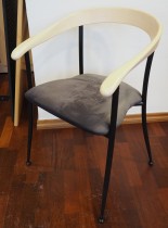 Konferansestol i mørkt grått stoff, hvitlasert bøk rygg og sorte ben, pent brukt
