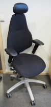 Kontorstol i sort stoff fra RH-stolen, modell Mereo 220, høy rygg, armlene og nakkepute i skinn, pent brukt