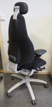 Kontorstol i sort stoff fra RH-stolen, modell Mereo 220, høy rygg, armlene og nakkepute i skinn, pent brukt